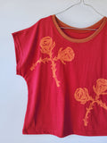 POLERA ROSAS ROJA